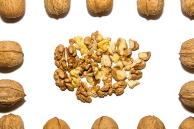 Ceviz close-up. Kabuk ve ceviz meyve. Beyaz arka plan üzerinde. İzole.