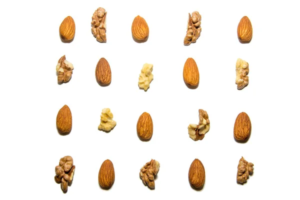 核桃和杏仁的特写镜头 核桃和杏仁的水果 在白色背景上 — 图库照片