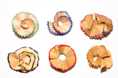 Bir kalem bir beyaz kağıt üzerine gelen talaşı. Beyaz zemin üzerine kalem talaş. Fişleri kalıpları.