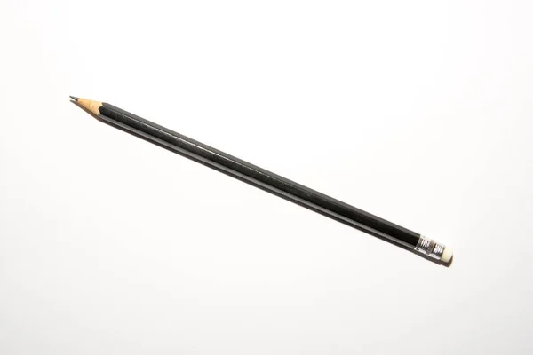 Schwarzer Bleistift Auf Einem Weißen Blatt Papier Auf Weißem Hintergrund — Stockfoto