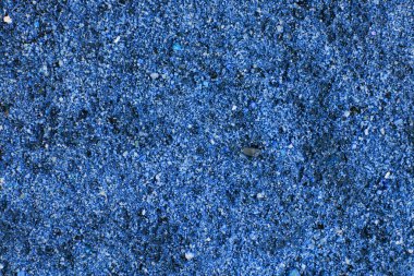 Kum ve çakıl yakın çekim arka plan görüntüsü. Mor çakıl ve kum taneleri. Tasarım için renkli kum.