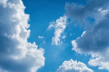 Fırtına bulutları ile mavi gökyüzü. Bulutların yakın olduğu mavi gökyüzü. Doğal arka plan. Doku.