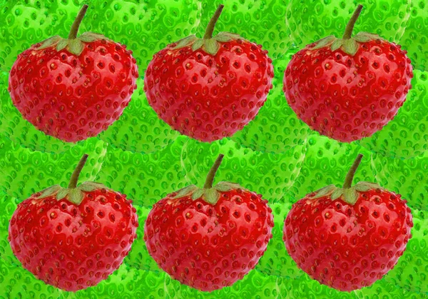 六个成熟的浆果草莓 绿色质地草莓上的新鲜红色浆果 草莓特写 — 图库照片