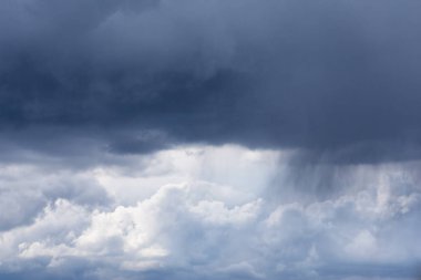 Sonbahar yağmurlu hava. Sonbahar gökyüzü manzarası. Fırtına bulutu ve yağmur. Fırtınadan önceki hava durumu. Seçici odaklama.