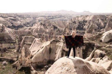 Kapadokya'da genç kadın