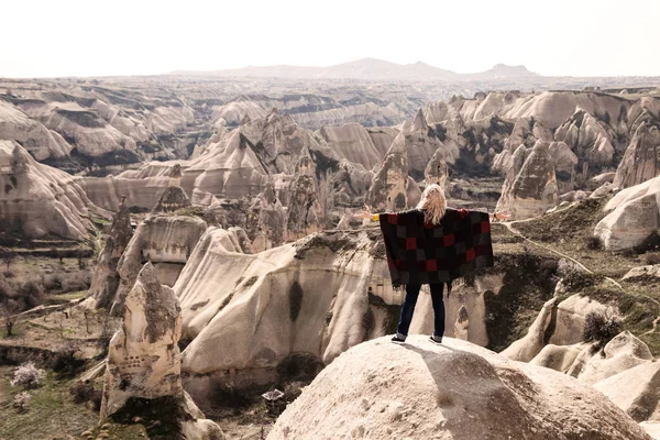 Kapadokya'da genç kadın