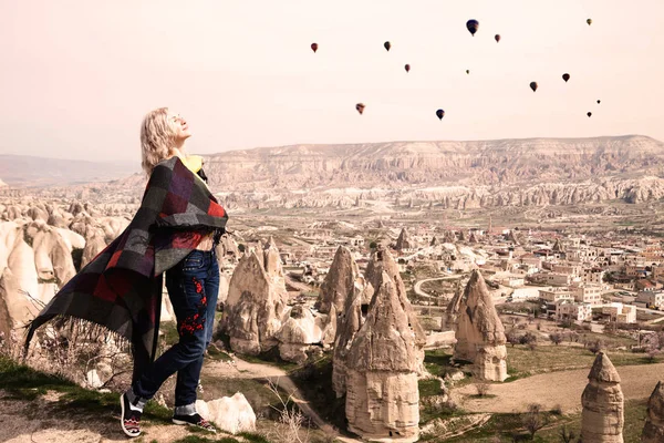 Kapadokya'da genç kadın