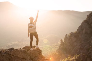 Dağ tepesinde güzel kadın