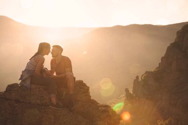 Gün batımını dağlardaki adlı genç çift