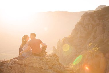Gün batımını dağlardaki adlı genç çift
