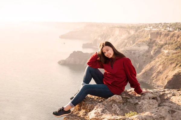 Kırım, Fiolent ' günbatımı üzerinde güzel bir genç kadın