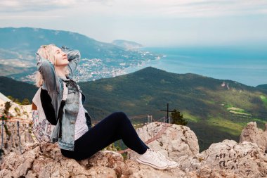 Genç kadın dağ tepesinde. AI-Petri, Crimea