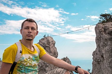 Adam denize sıfır, Ai-Petri dağda uçurumdaki ayakta