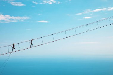 Uçurum halat köprüyü geçtikten insanlar. AI-Petri, Crimea