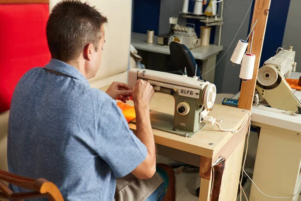 Qualifizierte Polsterer Für Möbel Der Reparaturwerkstatt — Stockfoto