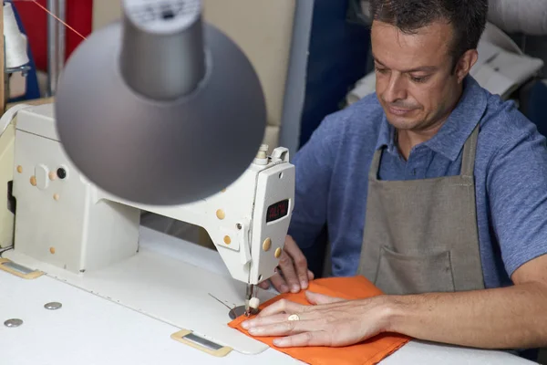 Qualifizierte Polsterer Für Möbel Der Reparaturwerkstatt — Stockfoto