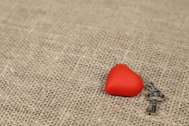 Romantik küçük kırmızı valentine ve gümüş bir tuşa veya kaba bir doku ile hazır ayarı.