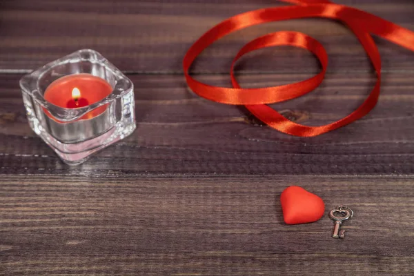 Küçük Kırmızı Sevgililer Mum Şerit Gümüş Bir Anahtar Ile Romantik — Stok fotoğraf