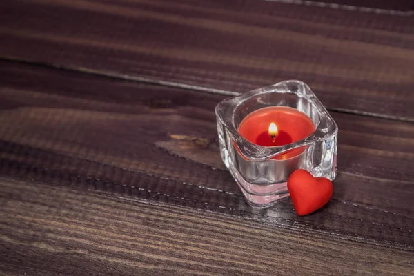 Küçük kırmızı valentine ve bir mum ile romantik hazır ayar