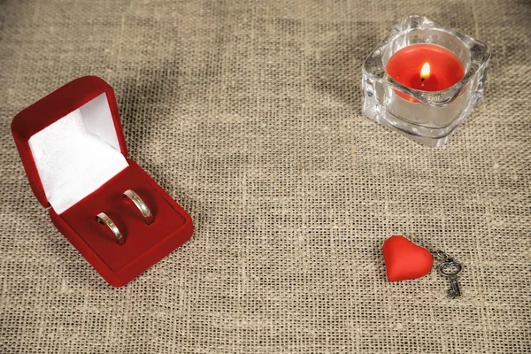 Preajuste Romántico Con Pequeño San Valentín Rojo Vela Encendida Anillos —  Fotos de Stock