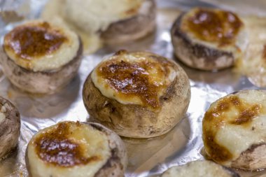 Personel mashrooms bir folyo üzerinde Fırında pişmiş