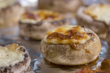 Personel mashrooms bir folyo üzerinde Fırında pişmiş