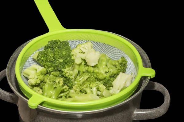 Bir kevgir içinde izole yeşil brokoli 