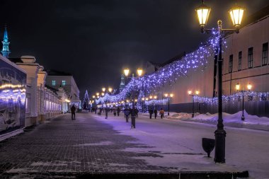Kazan, Rusya - 01.12.2019 Main street. Yeni yıl kutlama aydınlatma.