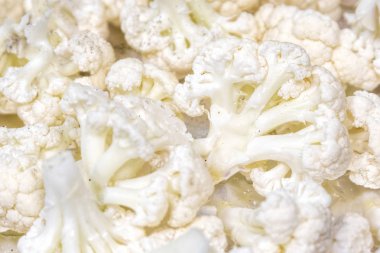 Karnabahar fırın tepsisine (folyo) parçaları. Sağlıklı gıda yakın çekim.