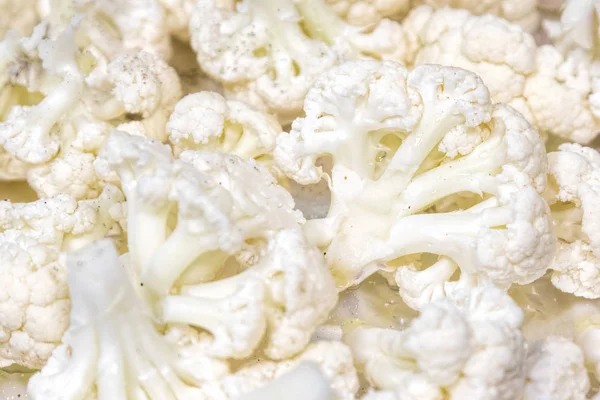 Karnabahar fırın tepsisine (folyo) parçaları. Sağlıklı gıda yakın çekim.