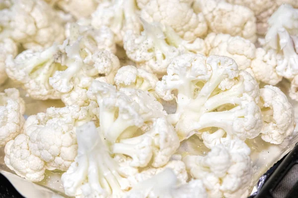 Karnabahar fırın tepsisine (folyo) parçaları. Sağlıklı gıda yakın çekim.