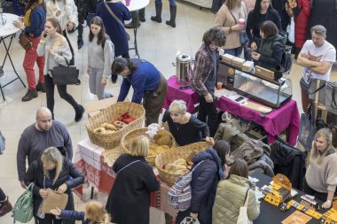 Kazan, Rusya - 03.02.2019: Açık uzay pazarı etkinliği. İnsanlar umut.