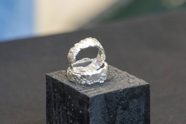 Kazan, Rusya - 03.02.2019: Açık uzay pazarı etkinliği. Gümüş yüzükler.