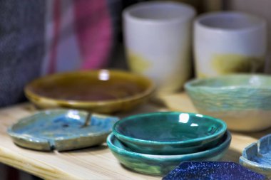 Ahşap rafta el yapımı seramik tabaklar