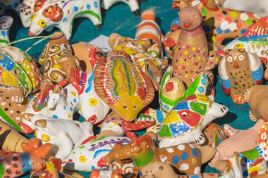 Kazan, Rusya - 03.10.2019 Maslenitsa karnavalı. Kil oyuncaklar