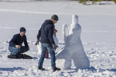Kazan, Rusya - 03.10.2019 Maslenitsa karnavalı. En iyi kardan adam yarışması.