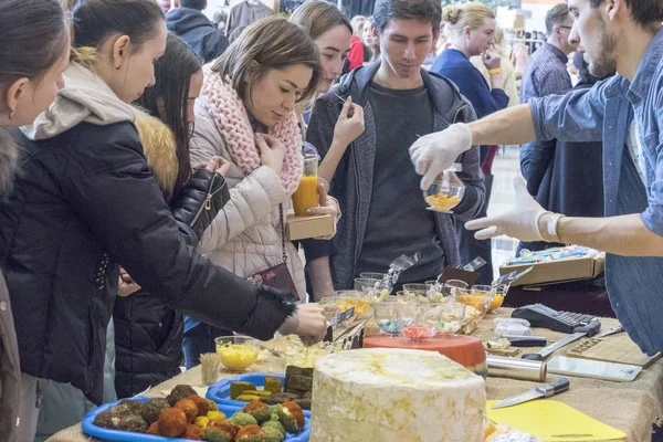 Kazan, Rusya - 03.02.2019: Açık uzay pazarı etkinliği. Kızlar peynir tatma.