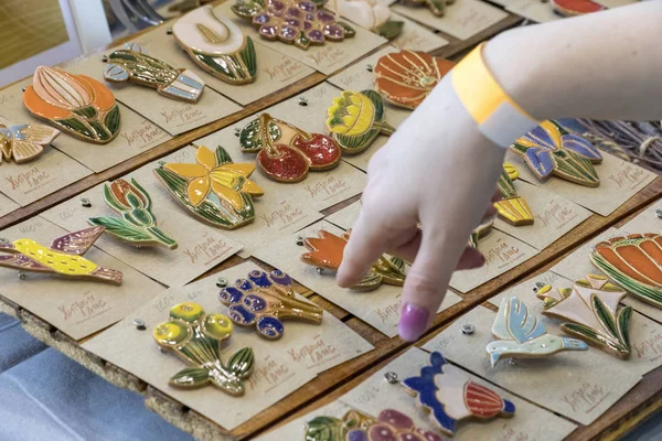 Kazan, Rusya - 03.02.2019: Açık uzay pazarı etkinliği. El yapımı incir standı.