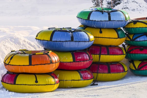 Snowtubing kiralama ofisi. Boru halkaları piramidi.