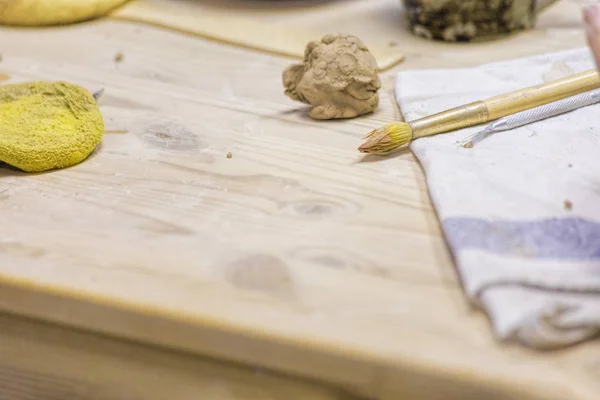 Bir heykeltıraşın ahşap masası. Kopyalama alanı mevcut