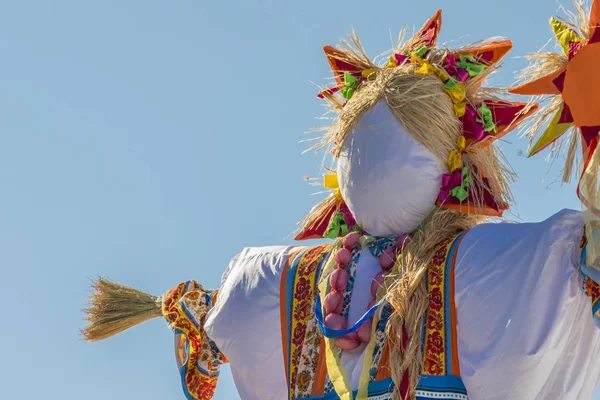 Kazan, Rusya - 03.10.2019 Maslenitsa karnavalı. Renkli korkuluk yanmaya hazır.