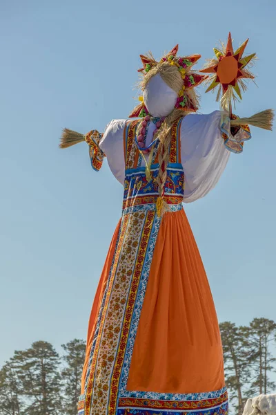 Kazan, Rusya - 03.10.2019 Maslenitsa karnavalı. Renkli korkuluk yanmaya hazır.