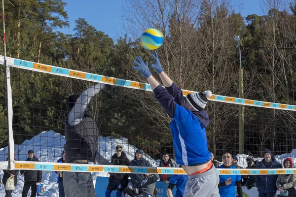 Kazan, Rusya - 03.10.2019 Maslenitsa karnavalı. Voleyball turnuvası.