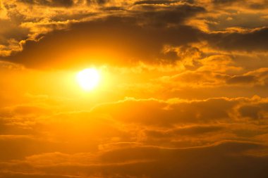 Renkli gün batımı, bir sürü bulut ve dramatik bir atmosfer.