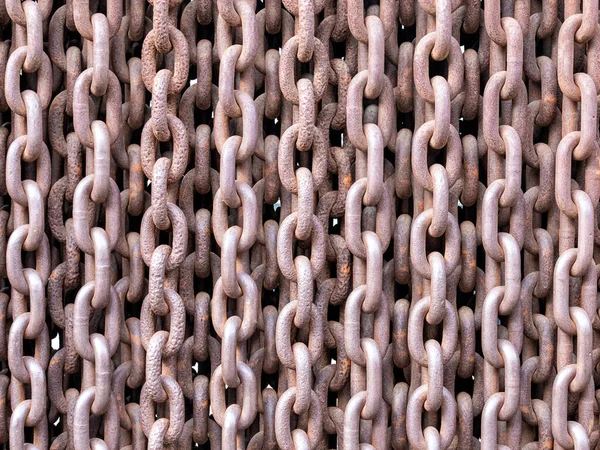 Eski paslı zincirler terör ve demir perde kavramını gösteriyor.