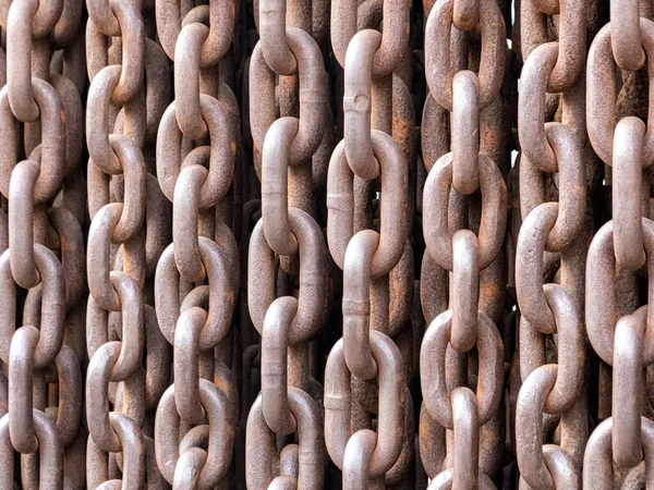Eski paslı zincirler terör ve demir perde kavramını gösteriyor.
