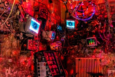 Budapeşte, Macaristan - 03.07.2020 Szimpla Kert Pub 'ın içi. İnternet ve bilgisayarlar.