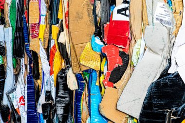 Budapeşte, Macaristan - 03.07.2020 basılı mukavva. Çevresel sorunlar. Tüketici toplumu sorunları.