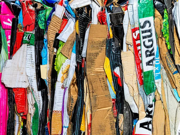 Budapeşte, Macaristan - 03.07.2020 basılı mukavva. Çevresel sorunlar. Tüketici toplumu sorunları.