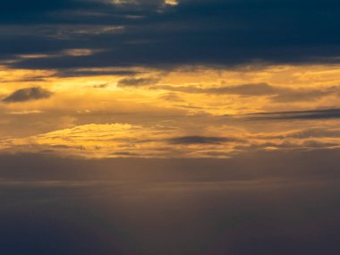Renkli gün batımı, bir sürü bulut ve dramatik bir atmosfer.